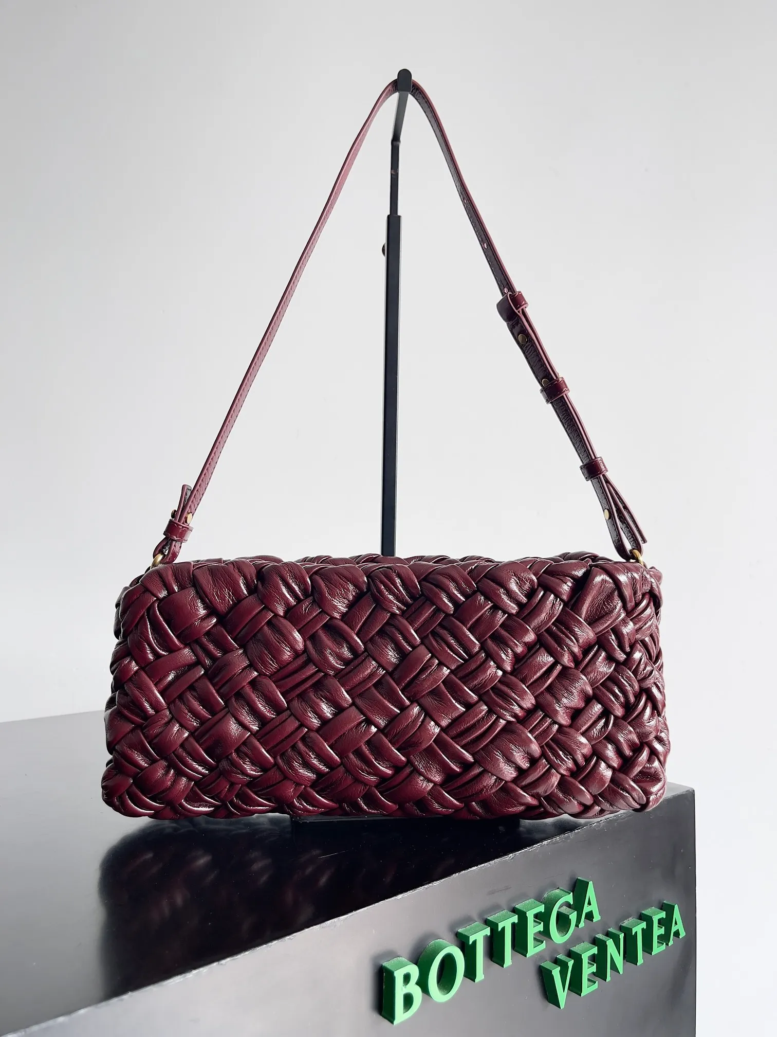 Batch 2560 BottegaVeneta's latest Kalimero cha cha fashionable chacha woven handbag, a solid product! This is really not easy to make. The oil-waxed cowhide used requires craftsmen with more than 10 years of experience to produce the effect. The hand-knitting process is very difficult and time-consuming. It is a very heavy-duty product. It has a unique texture and is worth buying. The length of the shoulder straps is also perfectly adjustable. Style number: 785780 Size: 28.5*15*6cm